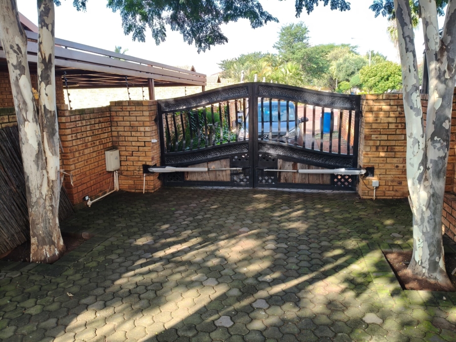 3 Bedroom Property for Sale in Safari Gardens North West